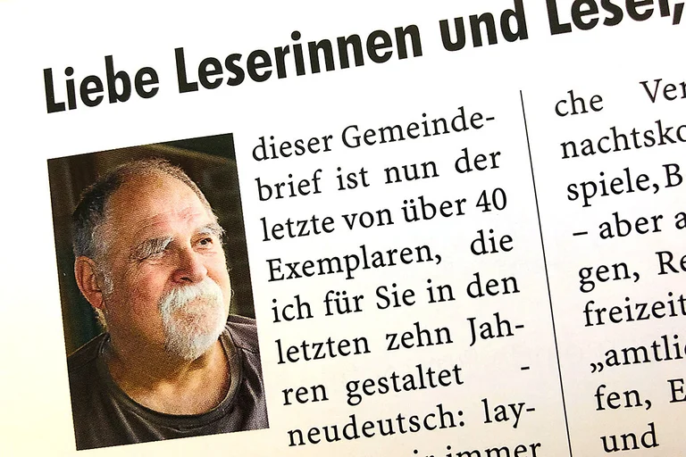 Hubert Ihns wird für seine Verdienste für den Gemeindebrief geehrt.