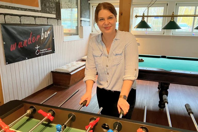 Pastorin de Jager im Jugendraum an einem Tischkicker