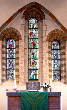 Chorwand mit Altar der Kirche in Breitenfelde