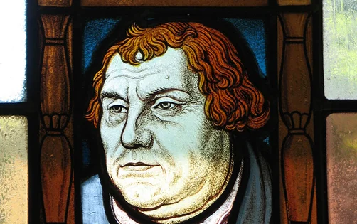 Ein Bleiglasfenster mit dem Porträt Martin Luthers