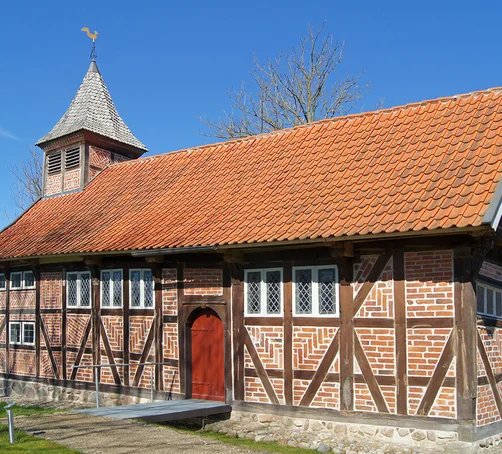 Außenansicht der St.-Georg-Kapelle in Fuhlenhagen von der Seite