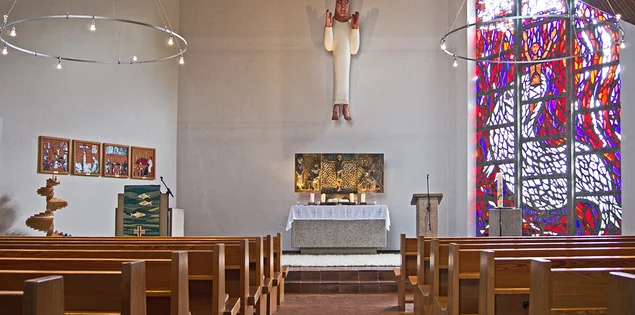 Raum von Mitte, oben 2 Radleuchter, hinten 4 Mosaike, Kanzel, Altar mit Christkönig, Taufe und Buntglasfenster 'Jonas im Walmaul'