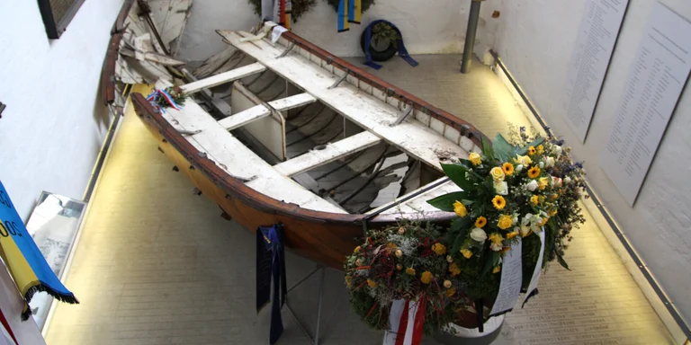 Blick auf das Rettungsboot der Pamir mit Gedenkkränzen