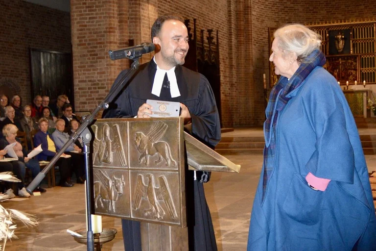 Zwei Menschen den in einer Kirche