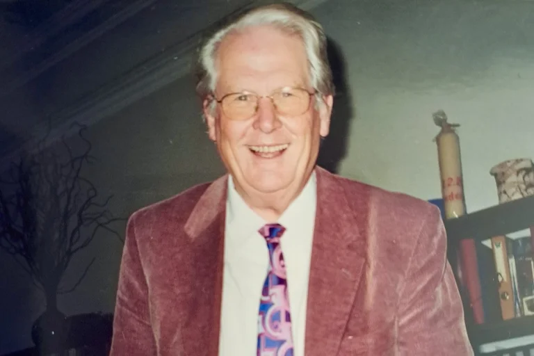 Ein Mann lächelt in die Kamera