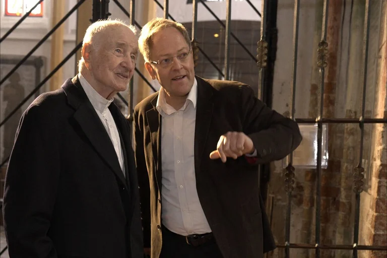 Zwei Männer in einer Kirche