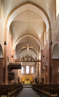 Blick durch das Langhaus des Ratzeburger Doms