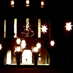 Aumühler Kircheplatz mit Herrnhuter-Sternen beleuchtet