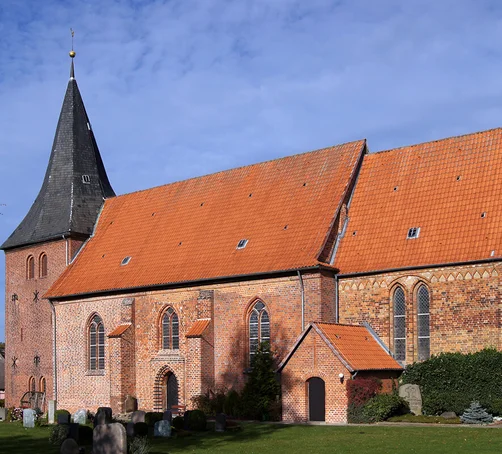 Außenansicht der St.-Willehad-Kirche in Groß Grönau von der Seite