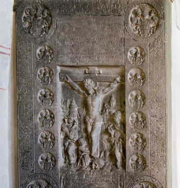 Steinerne Grabplatte an der Wand in St. Johannis Sterley 