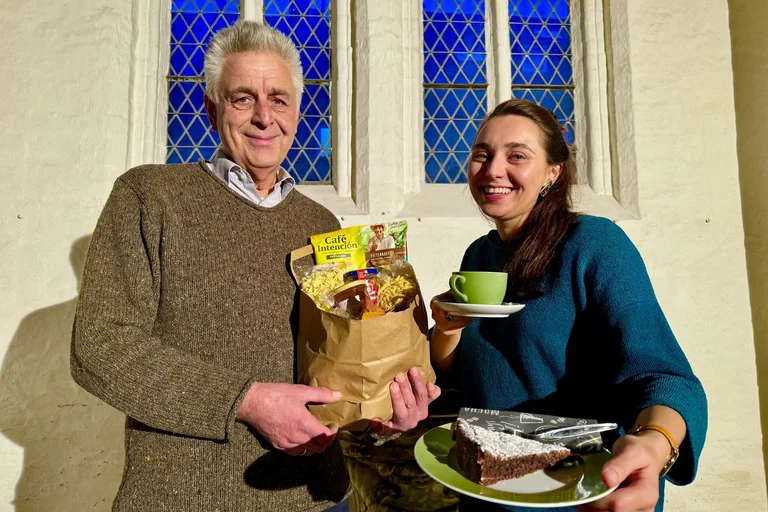 Zwei Personen stehen in einer Kirche 