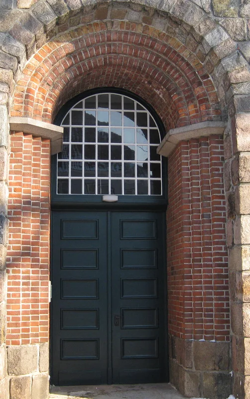 Der Eingang von St. Lorenz Travemünde