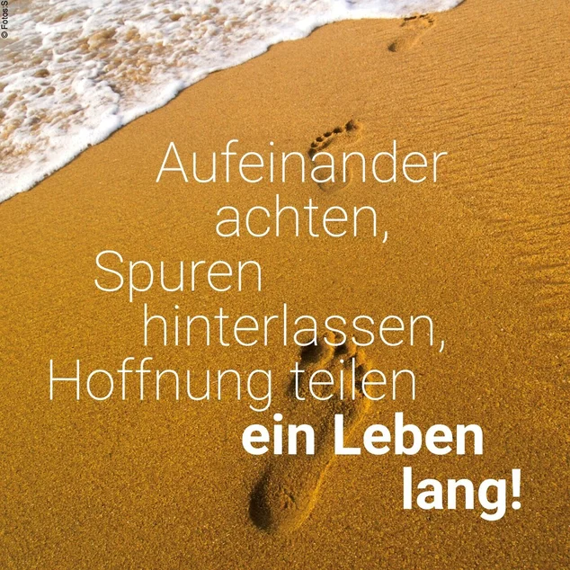 Fußspuren im Sandstrand 