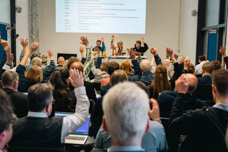 Menschen bei einer Abstimmung 