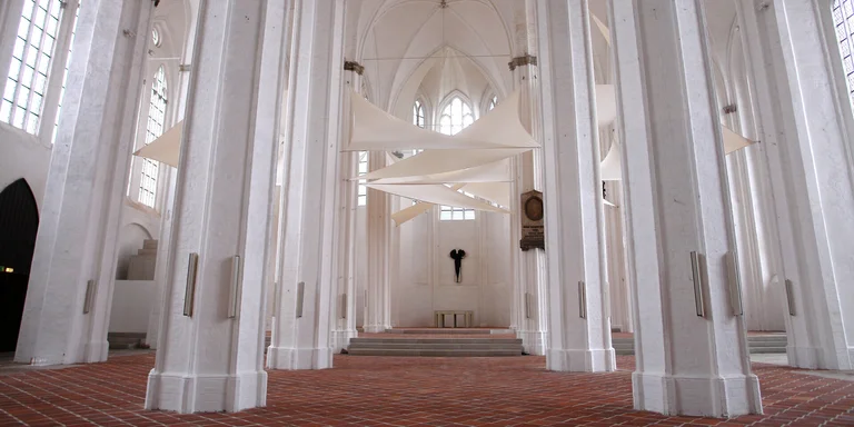 Blick durch den Innenraum von St. Petri