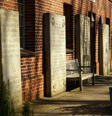 6 Grabplatten vor der St.-Nikolai-Kirche Hohenhorn