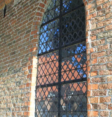 Fenster der Wege-Kapelle in Klein Grönau