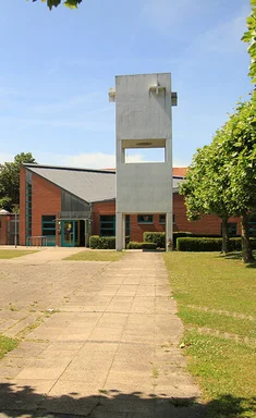 Außenansicht und Vorplatz der Wichernkirche