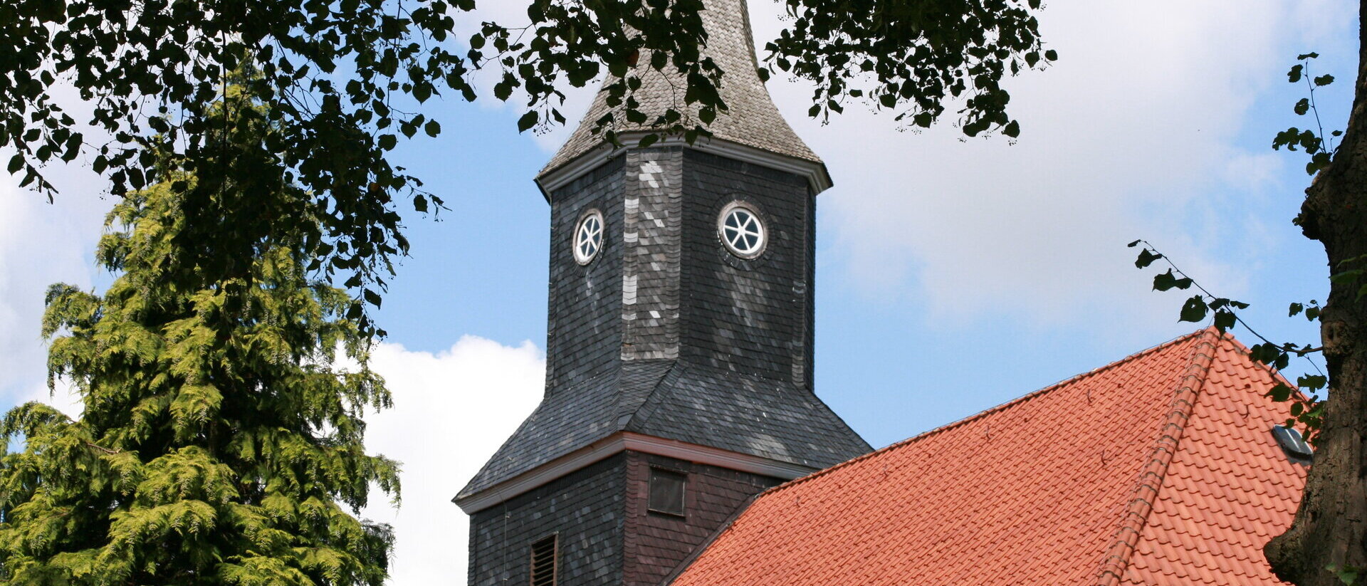 Außenansicht der Elisabeth-Kirche in Brunstorf, quer