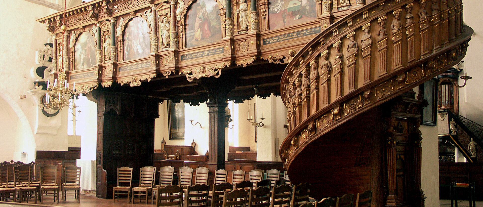 Blick auf den reich verzierten Singechor und dessen Aufgang in St. Aegidien