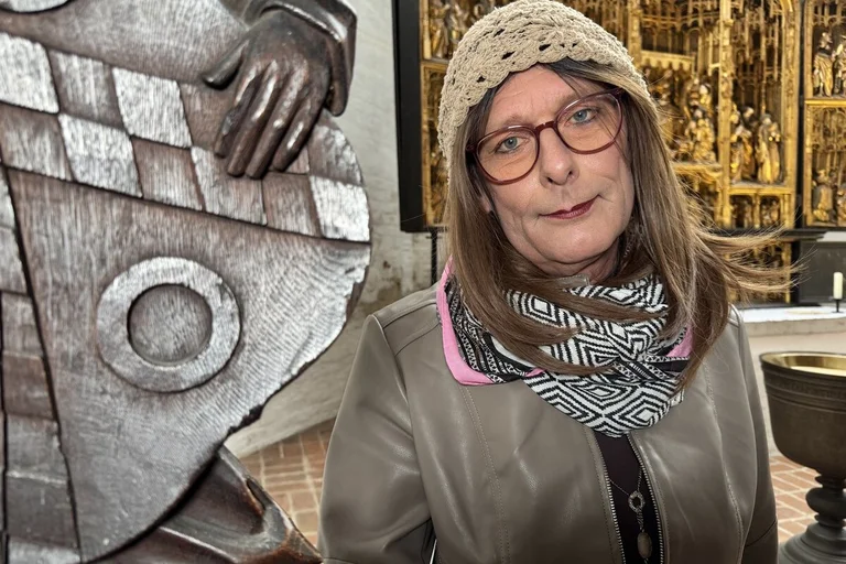 Eine Person schaut in die Kamera