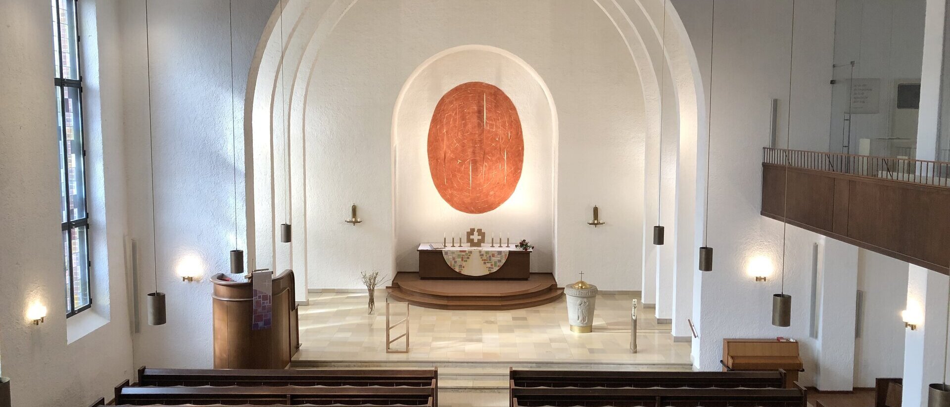 Blick durch die Mittelachse in den Altarraum der Lutherkirche