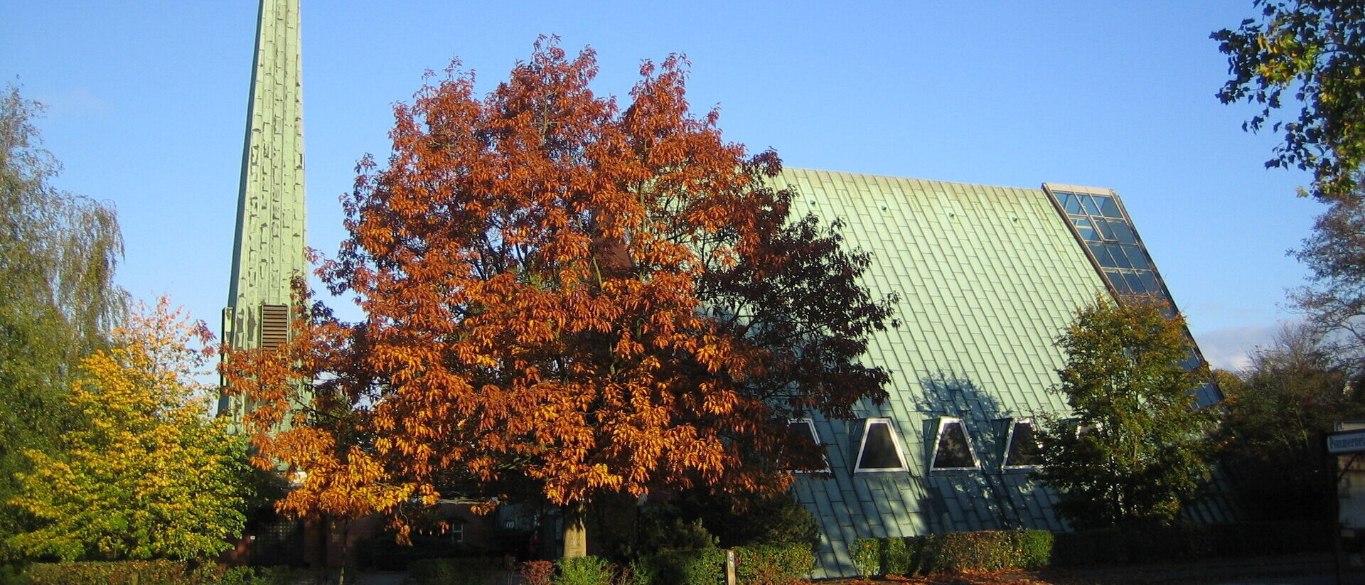 Außenansicht der Dreifaltigkeitskirche von der Seite mit freistehendem Turm