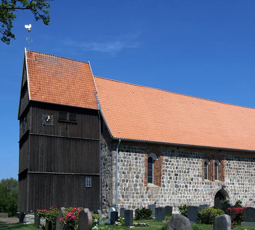 Außenansicht von St. Johannis Sterley von der Seite