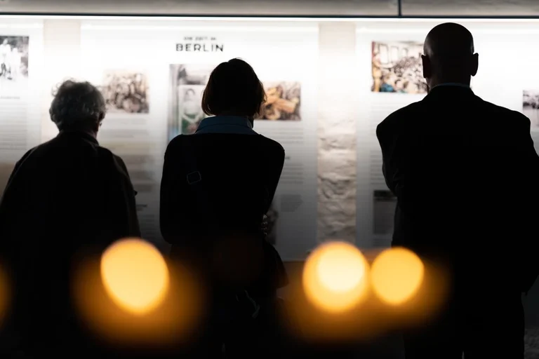 Ausstellung in Kirche - Silhouetten