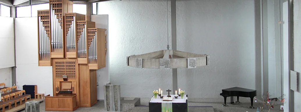 Blick von der Empore in den Innenraum der Bodelschwingh-Kirche mit Altar und Orgel