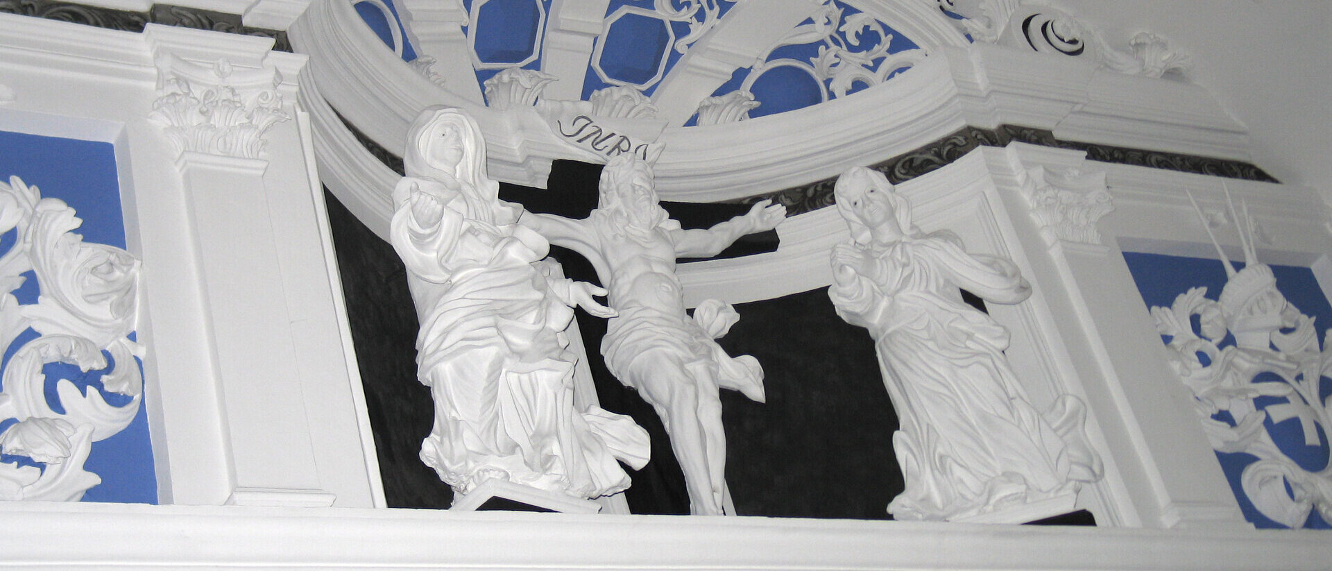 Nahaufnahme von Figuren der Chorscheidewand in St. Georg