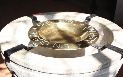 Nahansicht des Taufbeckens der Kirche in Breitenfelde