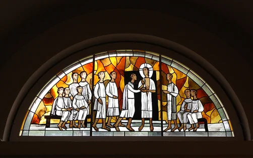 Ein halbkreisförmiges Fensterbild in der St-Bartholomäus-Kapelle Salem