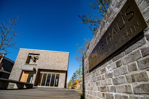 Kastenförmiges Gebäude vor blauem Himmel