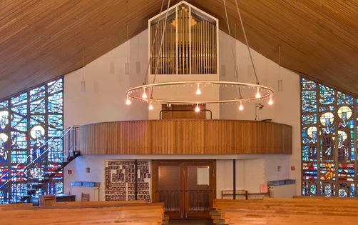 Innenansicht der Heilig-Kreuz-Kirche in Börnsen mit Blick auf die Orgel
