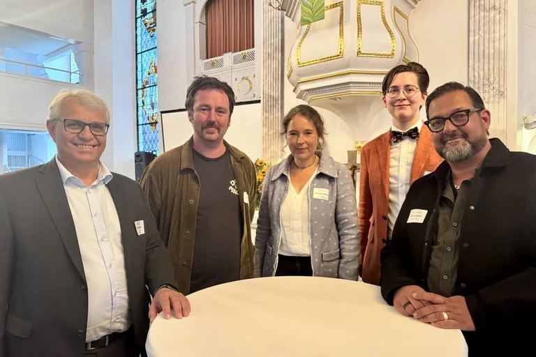 Menschen schauen in die Kamera