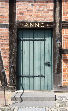 Eingang der St.-Anna-Kirche in Niendorf