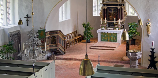 Blick von der Empore in den Innenraum mit Altar von St. Laurentius Ziethen