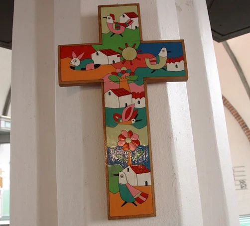 Kreuz an einem Pfeiler in St.-Clemens-St.-Katharinen Seedorf