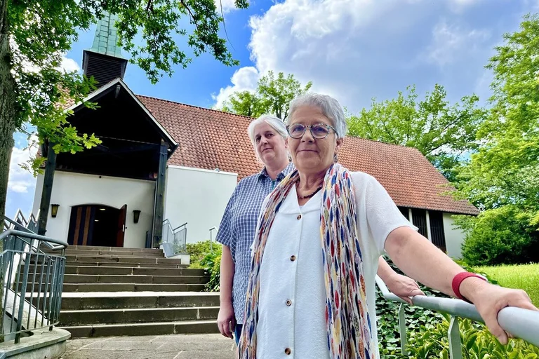 Zwei Frauen vor einer Kirche