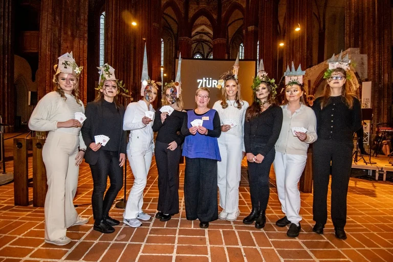 Menschen in einer Kirche