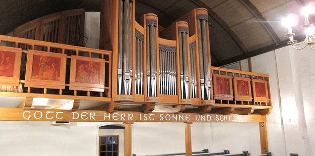 Blick auf die Orgel und Empore der Pötrauer Kirche