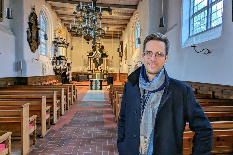 Ein Mann steht in einer Kirche