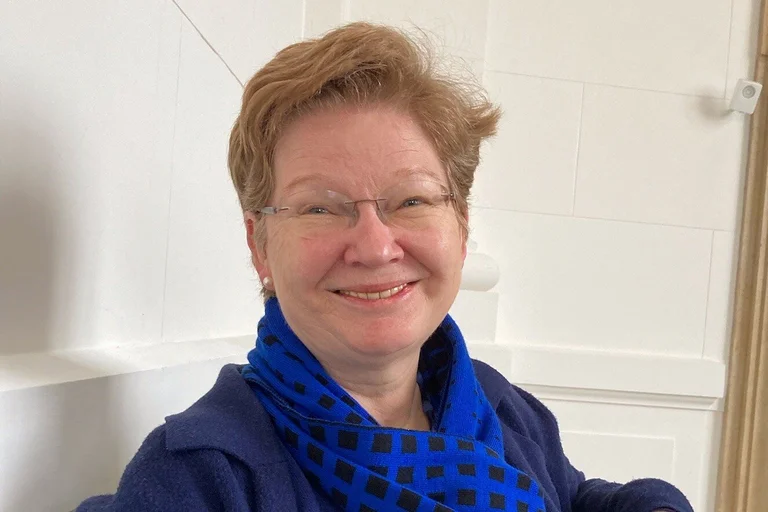 Frau lächelt in die Kamera