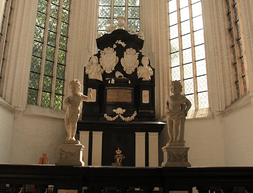 Blick in eine Seitenkapelle mit hohen Fenstern und verziertem Altar