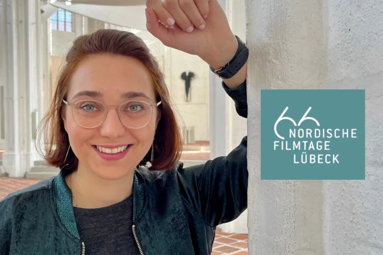 Eine Frau steht in einer Kirche 