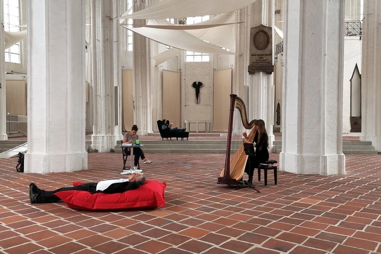 Menschen in einer Kirche 