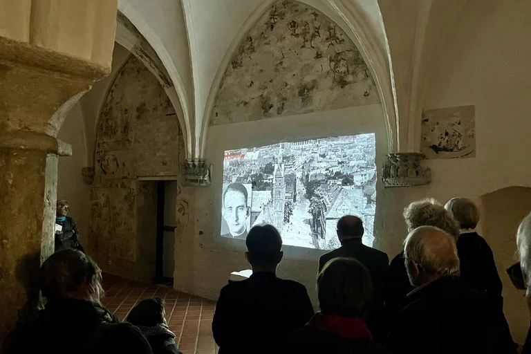 Blick auf Menschen vor einer Videoinstallation