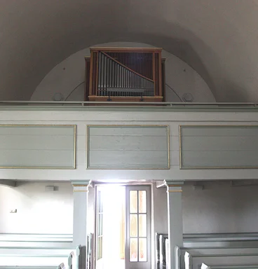 Blick auf Ausgang, Empore und Orgel der St-Bartholomäus-Kapelle Salem