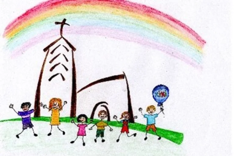 Kinder, die vor einer Kirche spielen und tanzen